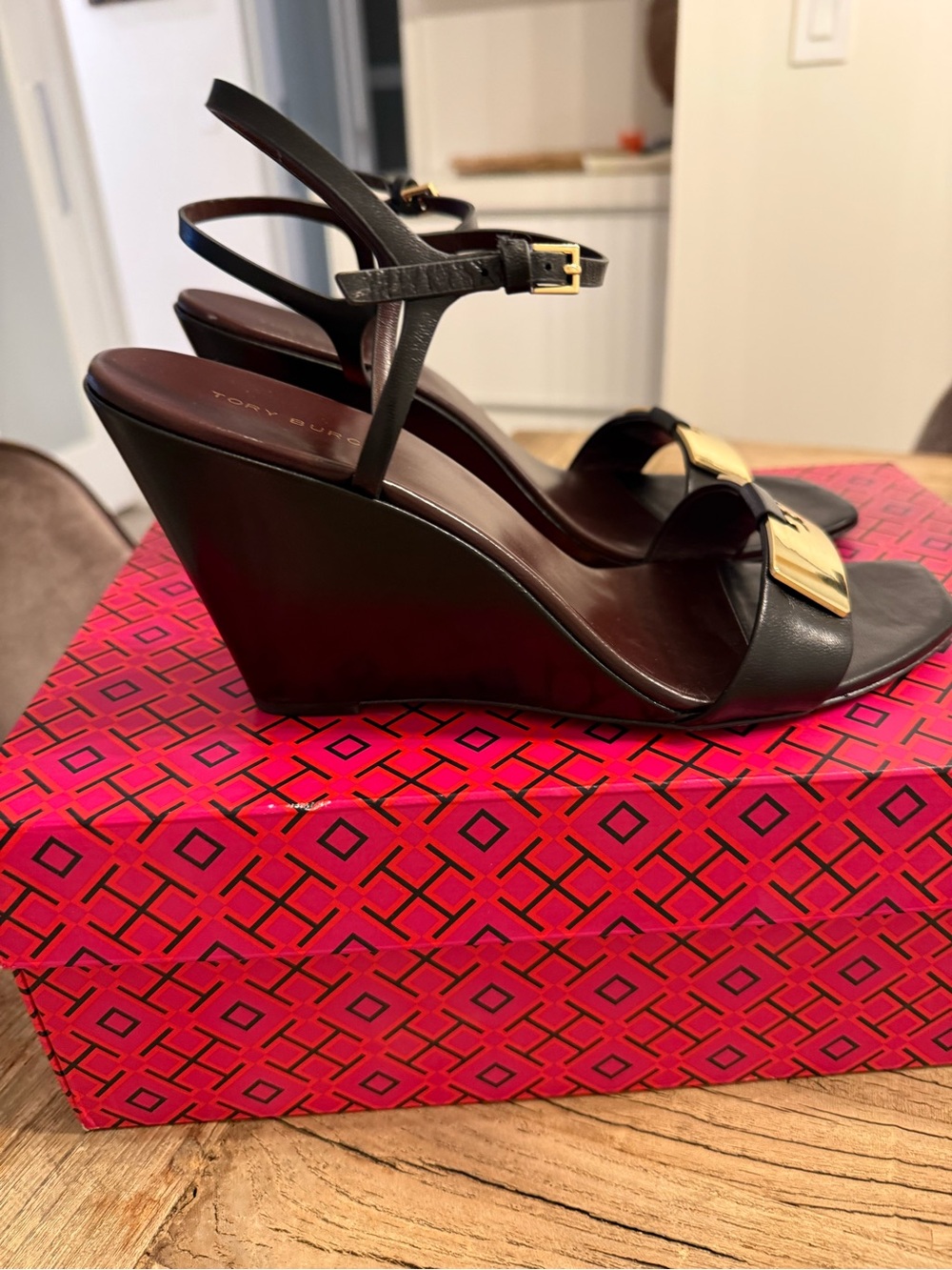 Tory Burch Gigi Black Wedge Sandals with Gold Logo Plate size 8.5 - Picture 7 of 10